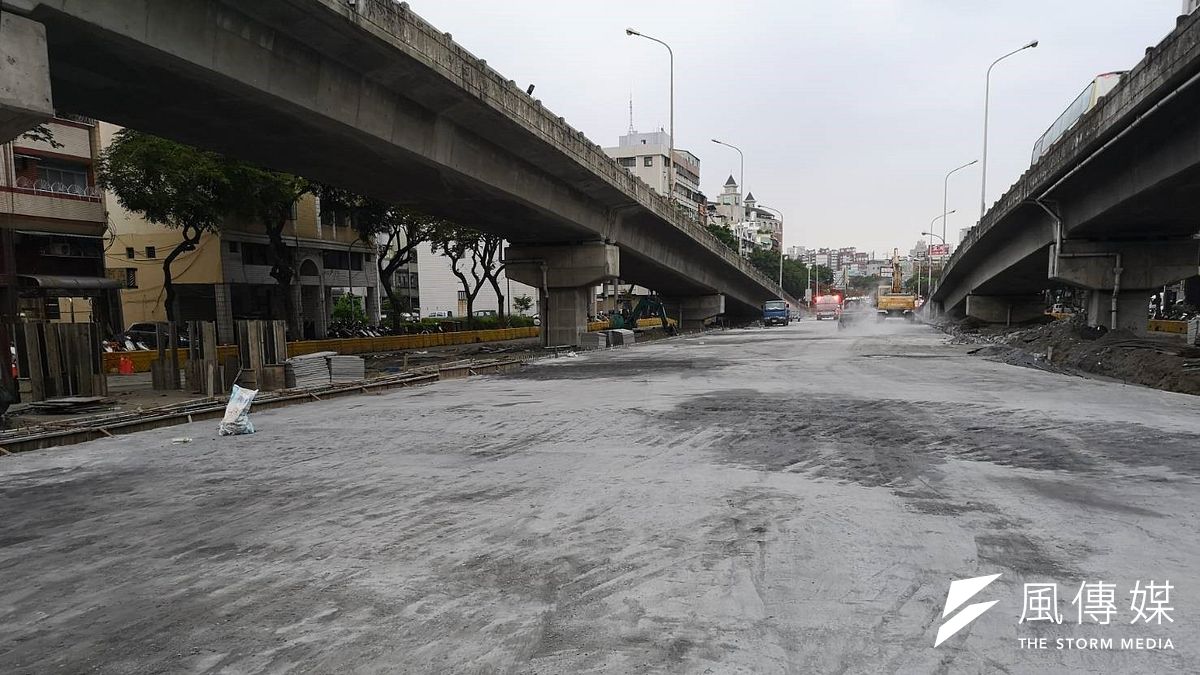 為配合高雄市鐵路地下化,中華路左營地下道自上個月中開始進行填平工程。(圖/徐炳文攝) 為配合高雄市鐵路地下化,中華路左營地下道自上個月中開始進行填平工程。(圖/徐炳文攝)