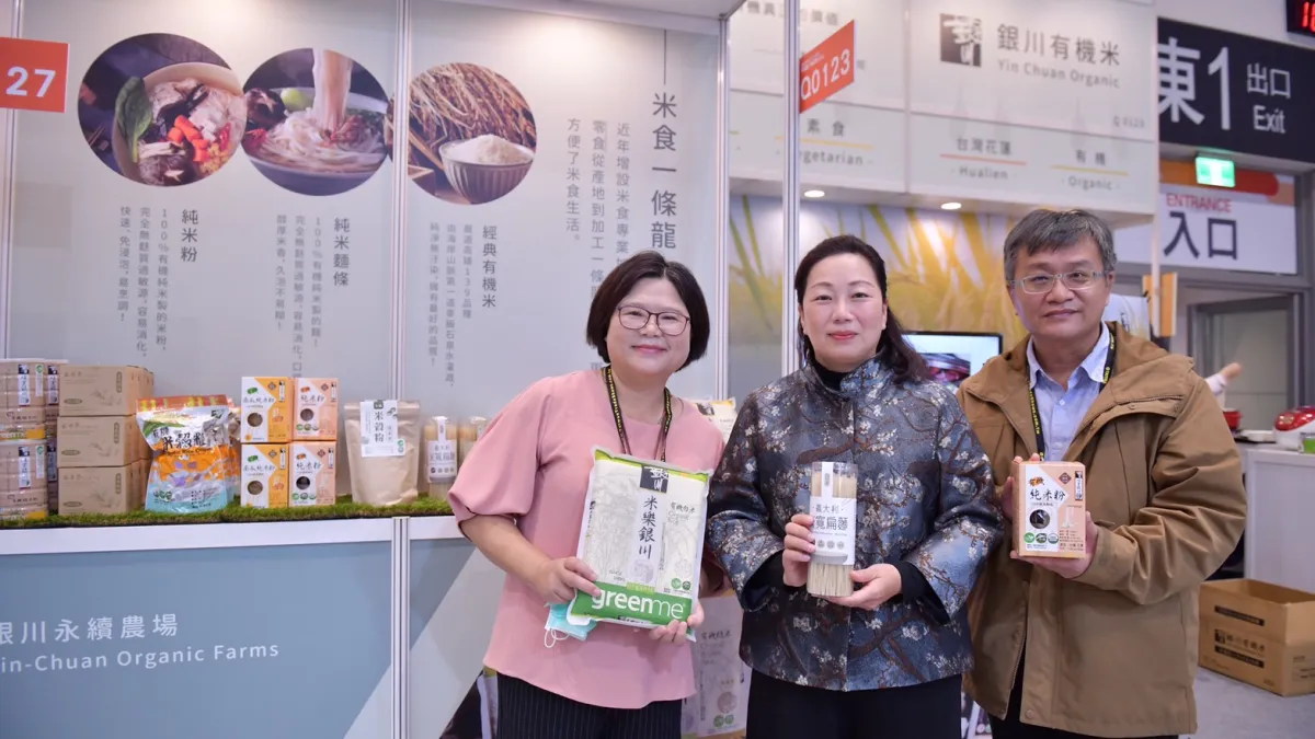徐榛蔚參觀「2021年台北國際食品系列展」吸取業界行銷經驗。(圖/花蓮縣政府農業處提供)