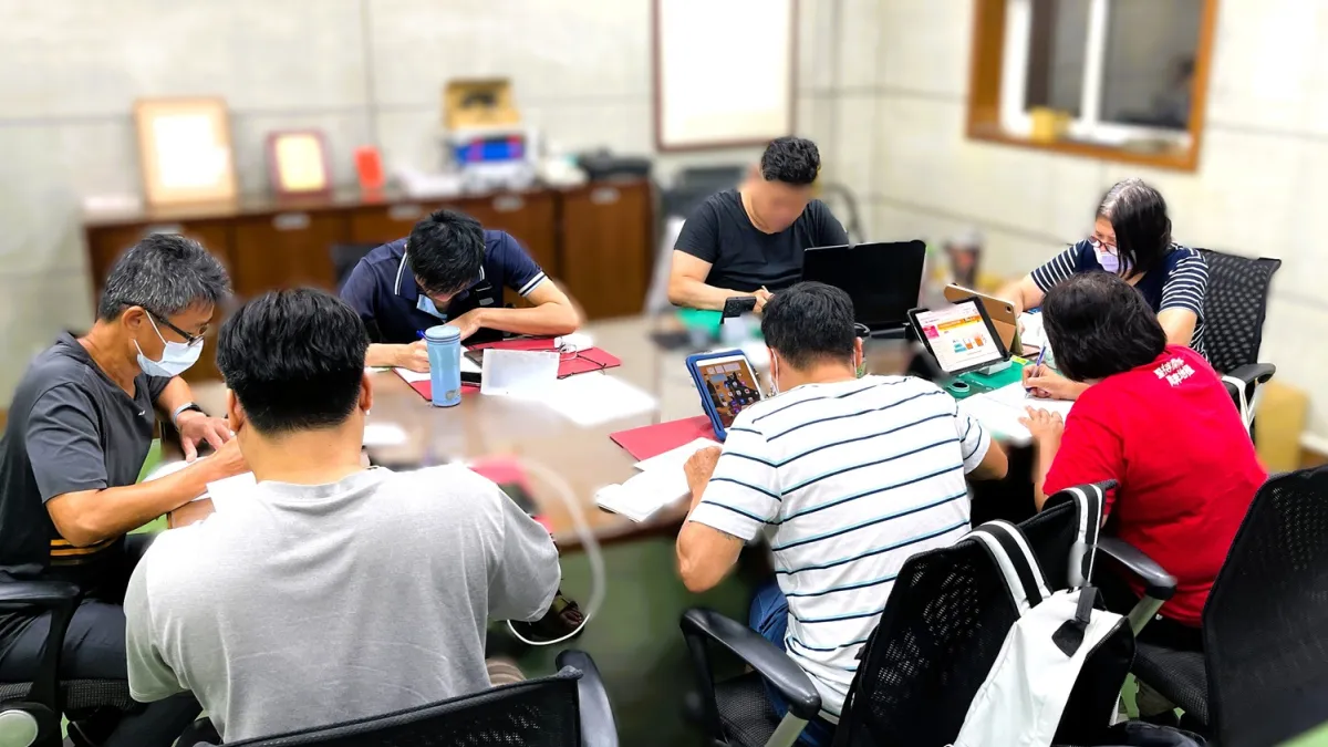 北分署協助企業與勞工申請「減班休息勞工再充電計畫」,勞工參加線上平台課程,依實際訓練時數申領津貼。(圖/勞動力發展署北分署提供)