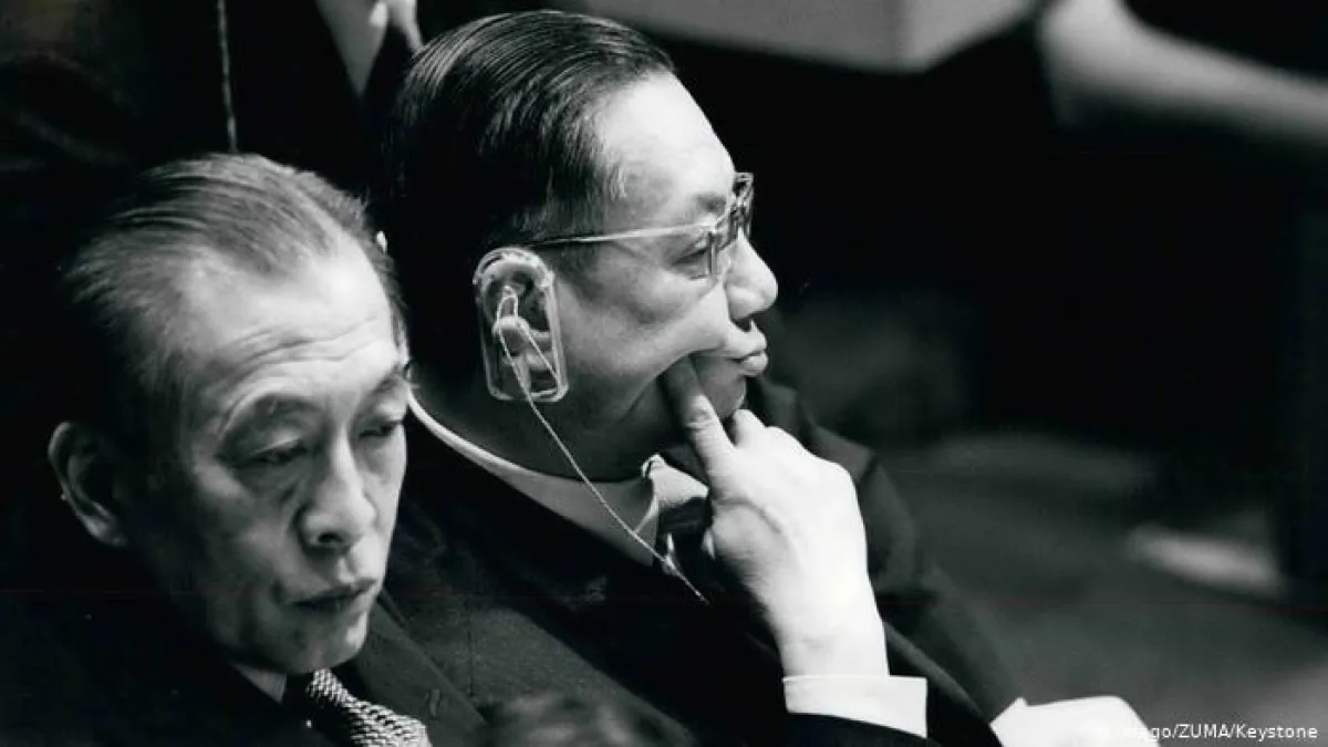 1971年10月,中華民國外交部部長周書楷(右)和駐聯合國常任代表劉鍇在聯合國大會上。(德國之聲)