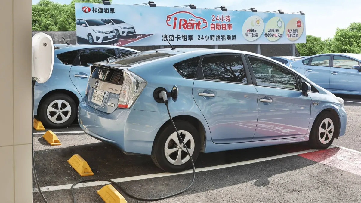 台北市政府先前推動共享運具的「3U計畫」,最後一U的U-Car、共享汽車部分,與當時和運租車(現轉為和泰集團另獨立出的和雲公司)合作,於2018年10月正式推出服務,在北市提供隨租隨還的iRent。(取自和運租車臉書)