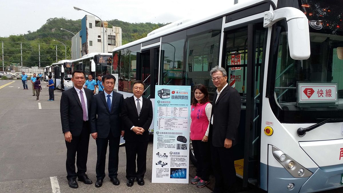 南臺灣客運引進新型低地板公車,提供偏遠服務不受限!(圖/高雄市交通局提供) 南臺灣客運引進新型低地板公車,提供偏遠服務不受限!(圖/高雄市交通局提供)