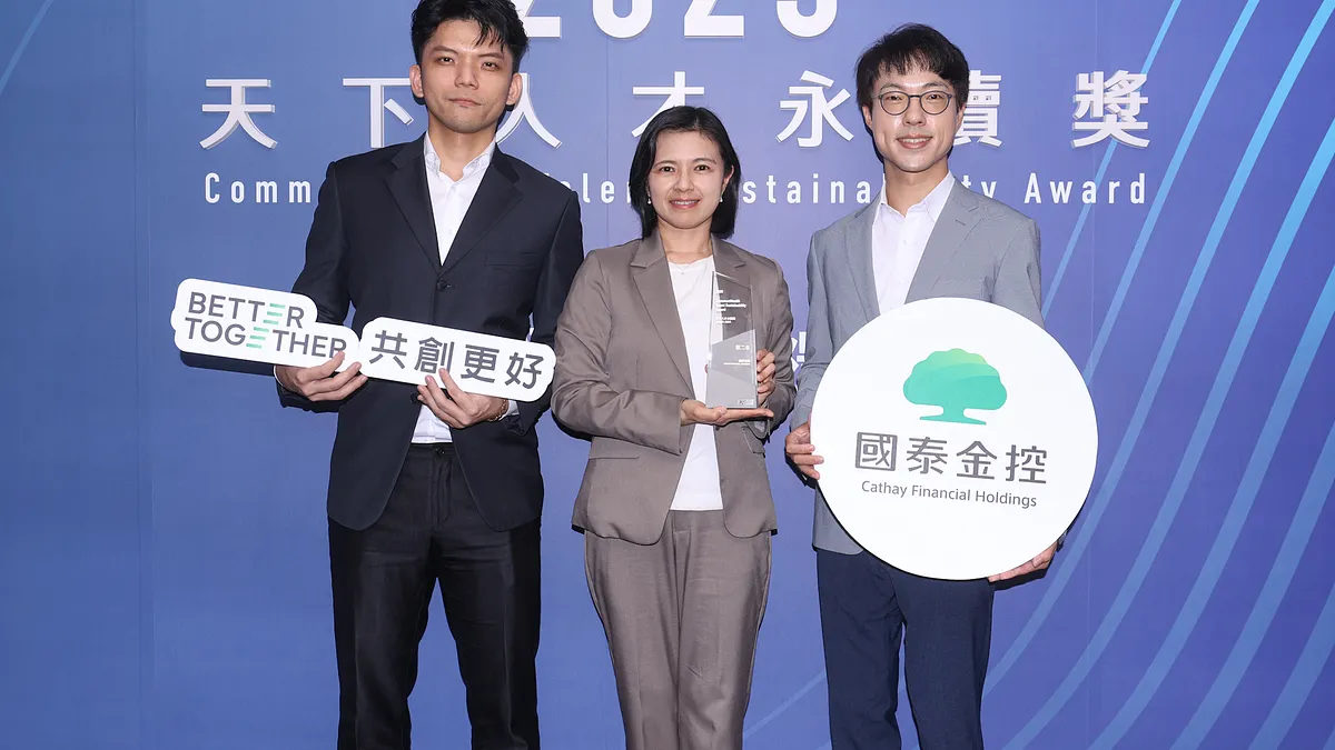 國泰金控以「數據驅動、人才培育、職場共融」三位一體的人才永續策略與實踐,於勞動條件遵循、獎酬與報酬、人才組成、人才投資與成長、員工福祉與健康職場、多元平等與共融等六大構面領先同業。(圖/國泰金控提供) 國泰金控以「數據驅動、人才培育、職場共融」三位一體的人才永續策略與實踐,於勞動條件遵循、獎酬與報酬、人才組成、人才投資與成長、員工福祉與健康職場、多元平等與共融等六大構面領先同業。(圖/國泰金控提供)