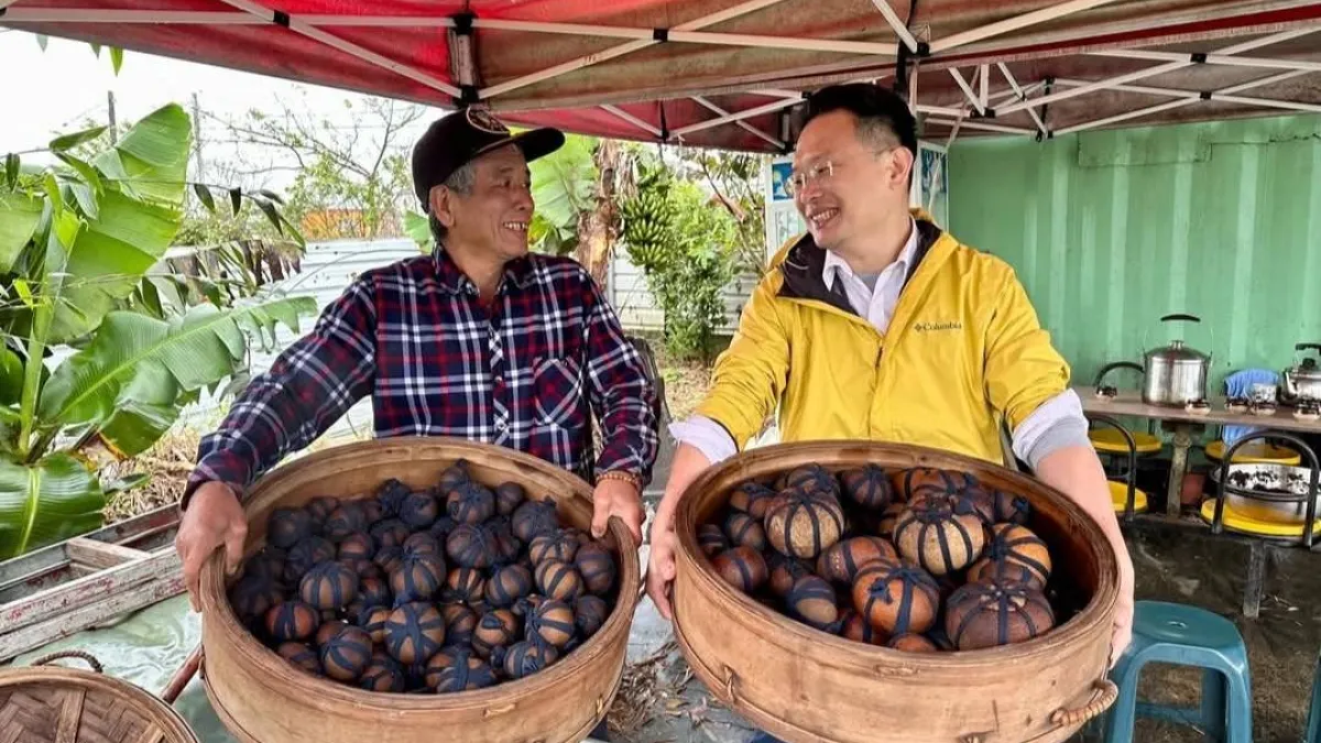 桃園市副市長蘇俊賓向酸柑茶製作職人梁金義老師,學習酸柑茶製作傳統技藝。(圖/翻攝自蘇俊賓臉書)
