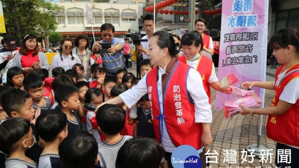 防治登革熱 嘉縣長率團清社區