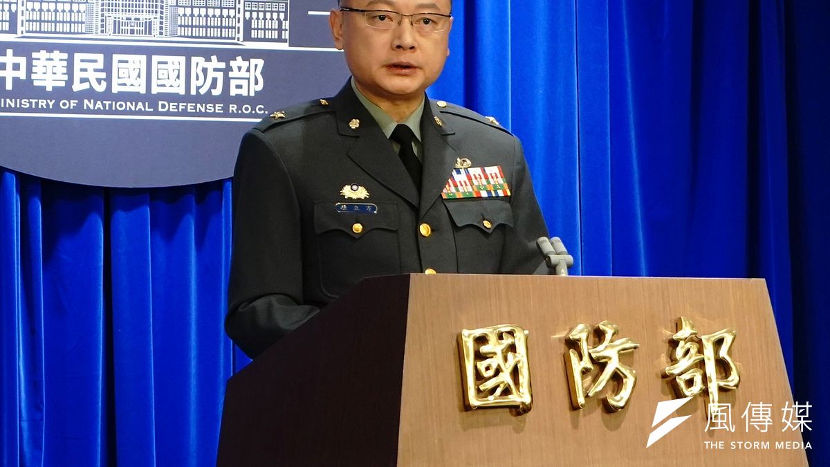 針對國防部昨(9)日發布警報,國防部發言人孫立方少將今(10)日出面解釋決策過程,強調政治因素絕非考慮範圍。(資料照,張曜麟攝) 針對國防部昨(9)日發布警報,國防部發言人孫立方少將今(10)日出面解釋決策過程,強調政治因素絕非考慮範圍。(資料照,張曜麟攝)