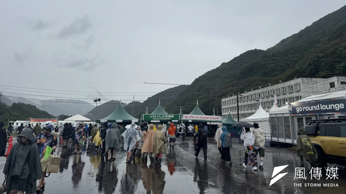 悪天候の中、3日間で約12万人を動員した「フジロック・フェスティバル’26」が閉幕。最終日には、30周年を迎える次回「フジロック・フェスティバル’27」を2027年7月23日から25日まで開催すると発表された。(写真/黄信維撮影)