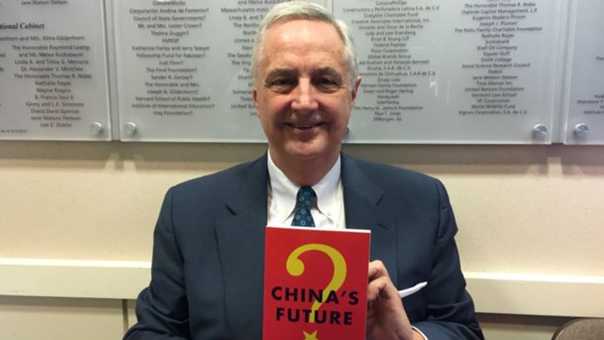 沈大偉和他的新書。沈大偉曾因撰文分析中國崩潰引發巨大關注,但他一直否認「崩潰」說是自己本意。(BBC中文網) 沈大偉和他的新書。沈大偉曾因撰文分析中國崩潰引發巨大關注,但他一直否認「崩潰」說是自己本意。(BBC中文網)