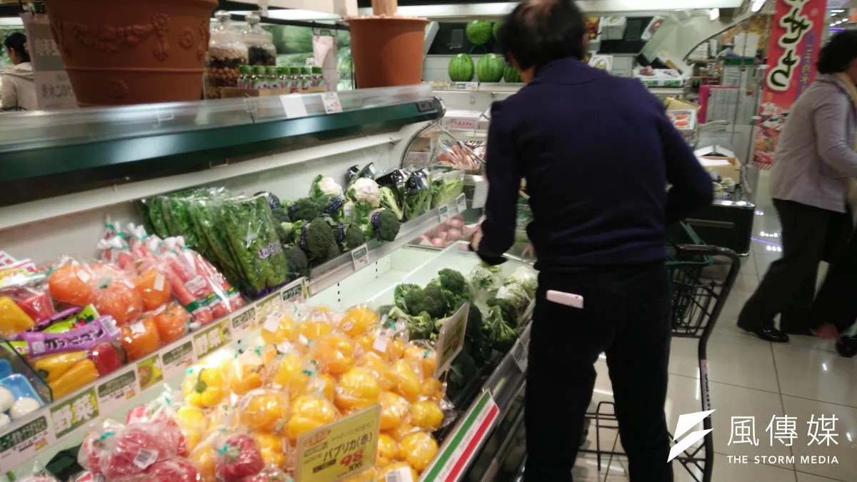 福島核災後,日本食品輸台引發爭議,東京當地超市販售來自核災區5縣的蔬菜產品,依然受到歡迎。(資料照,溫芳瑜攝)