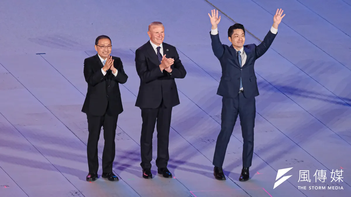 20250517-2025雙北世界壯年運動會開幕典禮17日於台北大巨蛋舉辦,圖為台北市長蔣萬安(右)、新北市長侯友宜(左)、國際壯年運動總會長凱霍‧荷姆(中)。(劉偉宏攝)