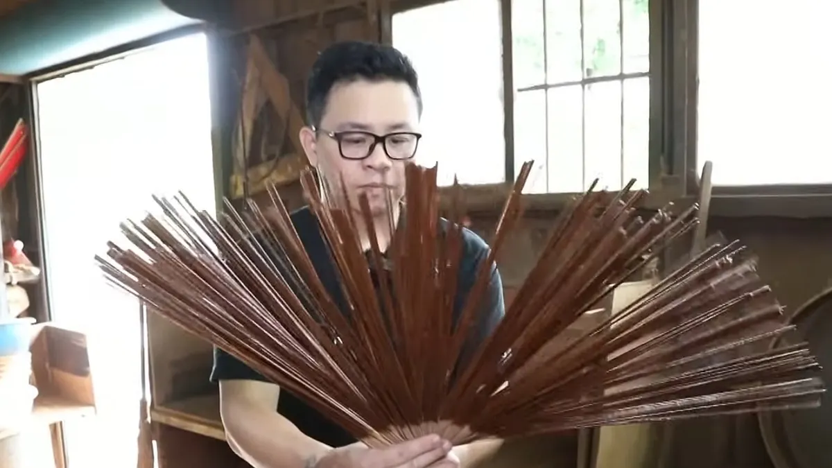 保留手工製香的溫度,同時也在傳統精神融入創新元素與開拓不同視野。(圖/李慶成製香廠提供) 保留手工製香的溫度,同時也在傳統精神融入創新元素與開拓不同視野。(圖/李慶成製香廠提供)