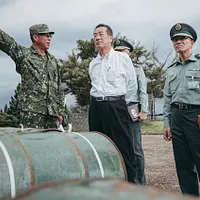 歴史上最長、最多人員を動員した漢光41号演習 国防部長の顧立雄氏(中央)が注視したこと。(資料写真、国防部提供) 歴史上最長、最多人員を動員した漢光41号演習 国防部長の顧立雄氏(中央)が注視したこと。(資料写真、国防部提供)