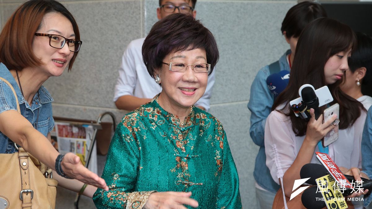 民進黨選對會建議徵召綠委姚文智,參加台北市長選舉,宣布參選的前副總統呂秀蓮(中),對此暫不回應。(資料照,顏麟宇攝) 民進黨選對會建議徵召綠委姚文智,參加台北市長選舉,宣布參選的前副總統呂秀蓮(中),對此暫不回應。(資料照,顏麟宇攝)