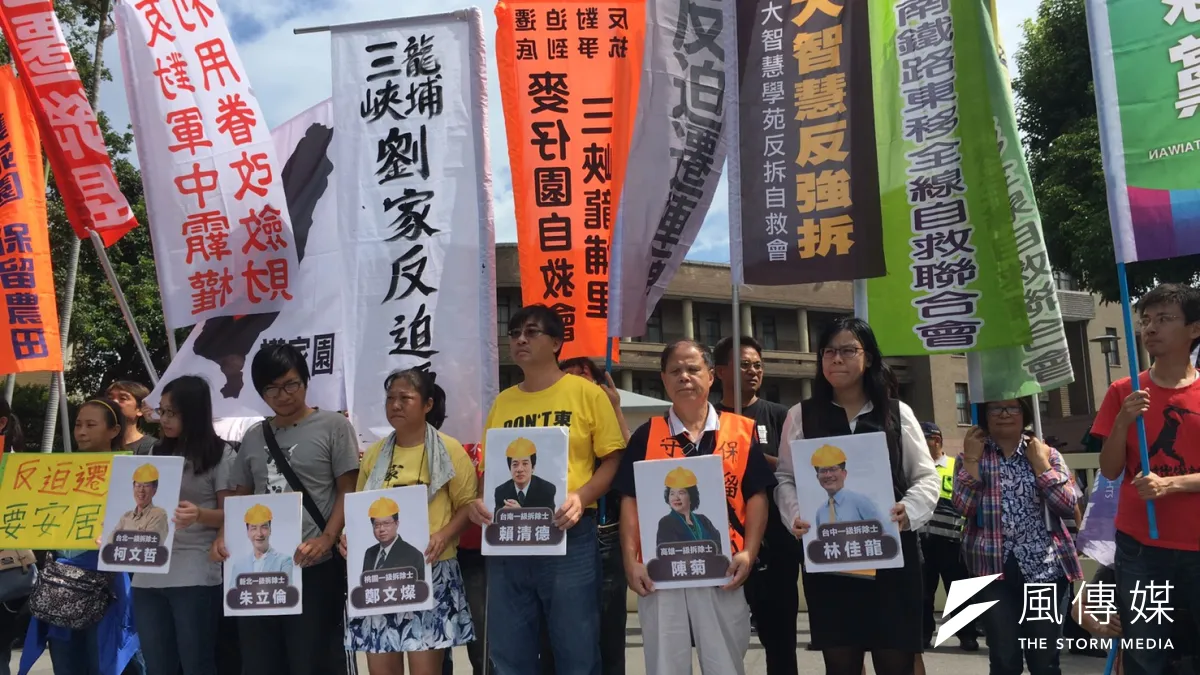 反迫遷團體9月22日前往行政院前抗議,並「邀請」六都首長一起出席25日在凱道的遊行(尹俞歡攝)