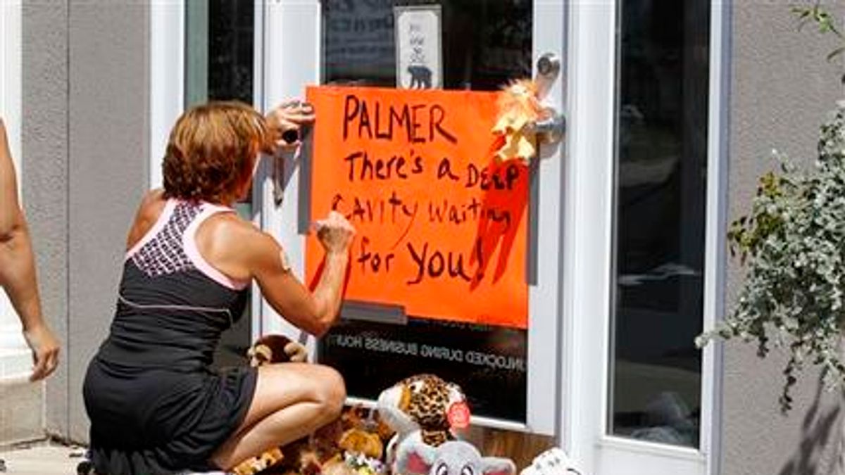 美國牙醫帕爾馬盜獵辛巴威萬基國家公園的明星獅子西塞爾,民眾在帕爾馬的診所外抗議。(美聯社) 美國牙醫帕爾馬盜獵辛巴威萬基國家公園的明星獅子西塞爾,民眾在帕爾馬的診所外抗議。(美聯社)