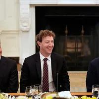 ザッカーバーグ氏は、トランプ氏から英国の言論自由について質問された際、「申し訳ありません、まだ準備できていません」と答え、会場は笑いに包まれた。トランプ氏は「これが君の政治キャリアの始まりだ」と返し、ザッカーバーグ氏は即座に「そうではありません」と反論した。(写真/AP通信) ザッカーバーグ氏は、トランプ氏から英国の言論自由について質問された際、「申し訳ありません、まだ準備できていません」と答え、会場は笑いに包まれた。トランプ氏は「これが君の政治キャリアの始まりだ」と返し、ザッカーバーグ氏は即座に「そうではありません」と反論した。(写真/AP通信)