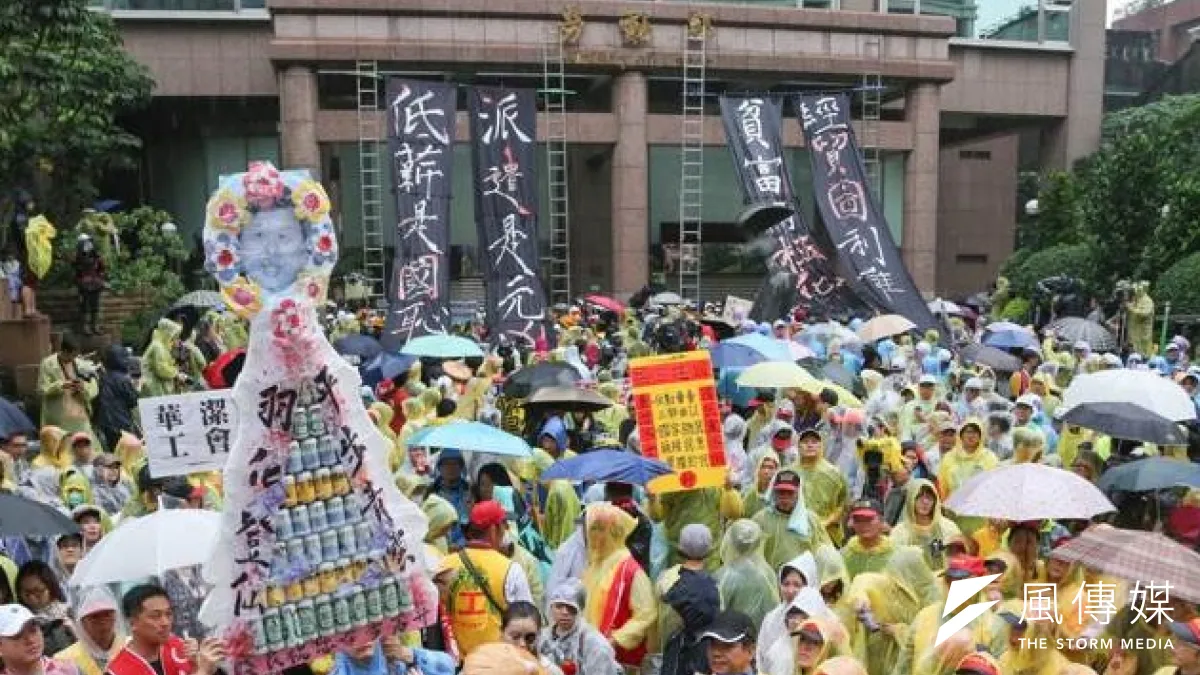 勞動部長潘世偉釋出有意推動區域型基本工資,引發各界討論。圖為今年五一勞動節勞工前往勞動部抗議(資料照片,余志偉攝)