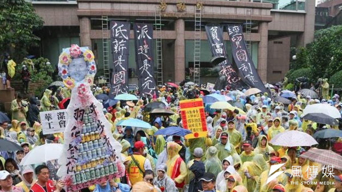 勞動部長潘世偉釋出有意推動區域型基本工資,引發各界討論。圖為今年五一勞動節勞工前往勞動部抗議(資料照片,余志偉攝) 勞動部長潘世偉釋出有意推動區域型基本工資,引發各界討論。圖為今年五一勞動節勞工前往勞動部抗議(資料照片,余志偉攝)