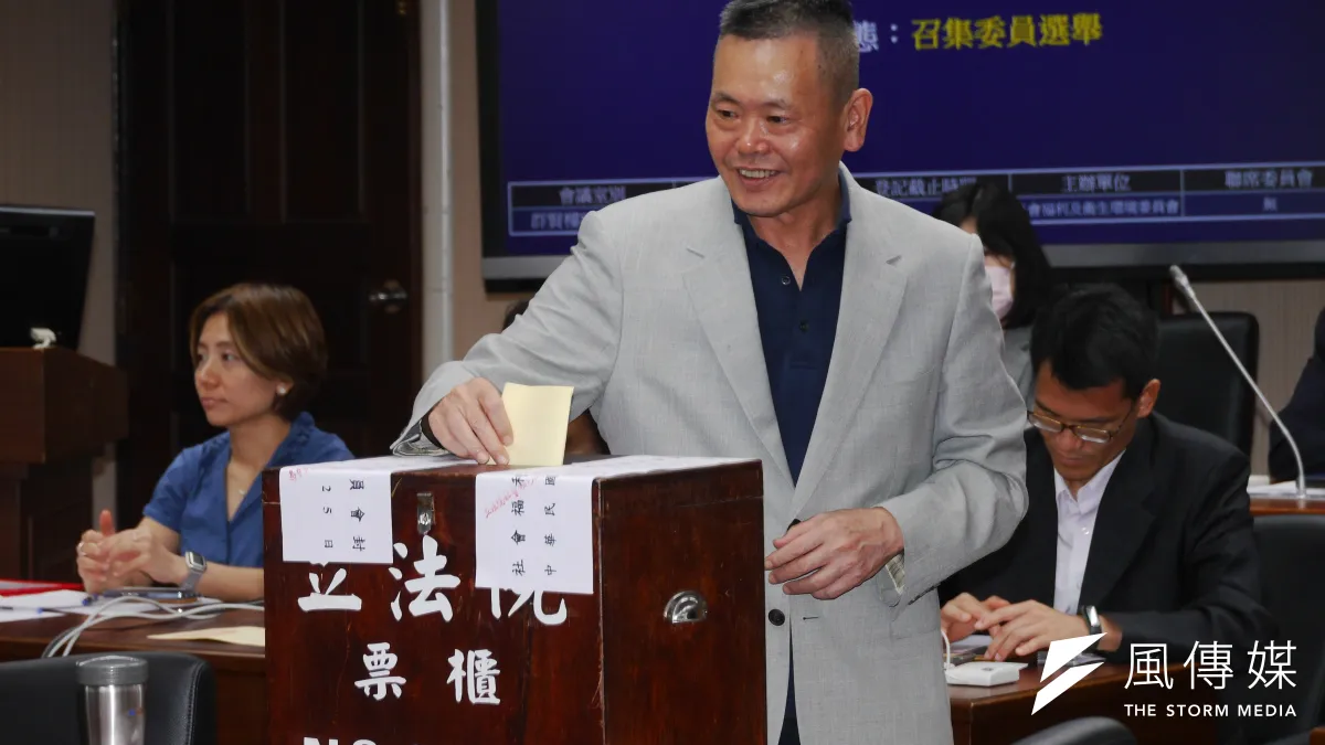 立法院第10屆第8會期各常設委員共16席召委25日舉行改選,社福環衛委員會直至10時24分才確定新會期召委,會議室更一度上演藍白總召同場監票的畫面。(蔡親傑攝)