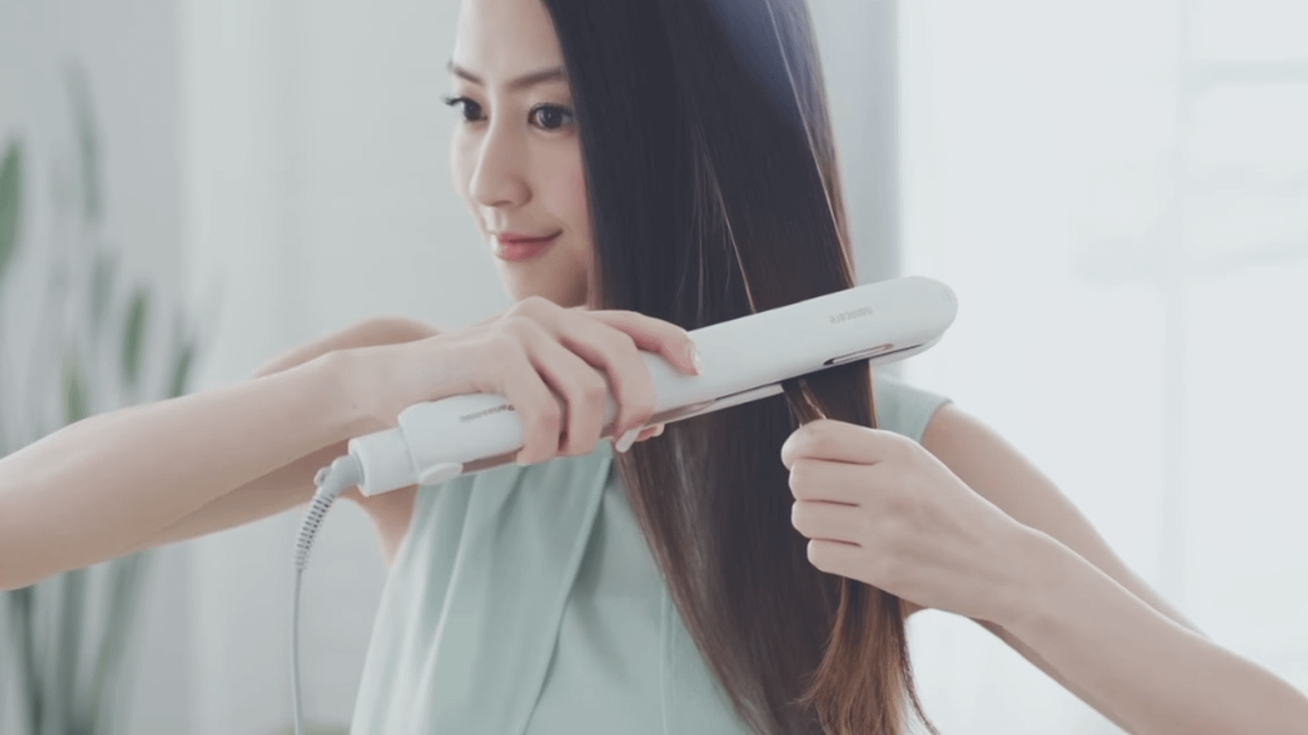 想要秀髮有光澤,靠保濕不夠的!重點在整理撫平表面的毛糙。(示意圖非本人/翻攝自youtube) 想要秀髮有光澤,靠保濕不夠的!重點在整理撫平表面的毛糙。(示意圖非本人/翻攝自youtube)