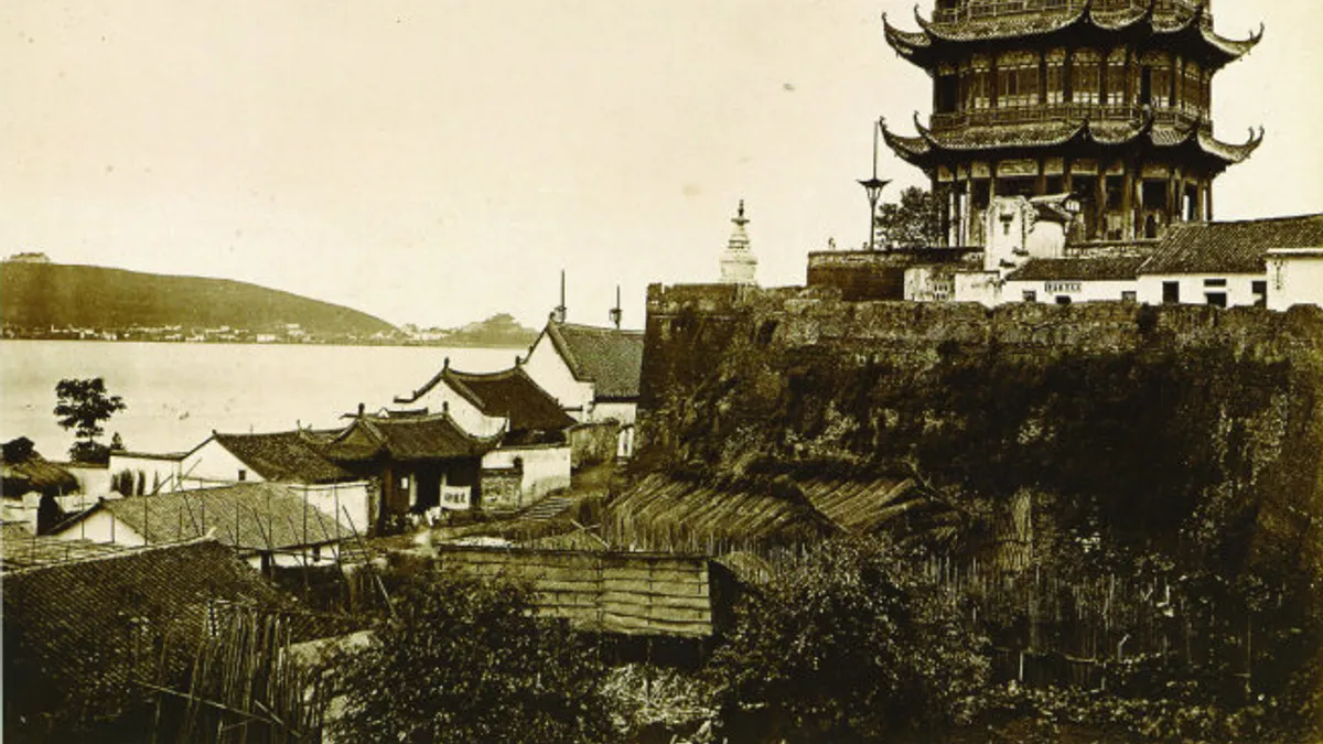 直到回來的路上,老路依舊沉浸在激動之中,車過黃鶴樓,他告訴我,這是他這輩子第一次求到上上籤。攝於1870年代的武漢黃鶴樓。(取自維基百科)