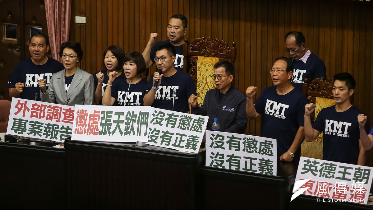 立法院院會28日原預計由行政院長賴清德進行施政報告並備質詢,但國民黨立院黨團一早便佔領主席台,並擺上「沒有懲處,沒有正義」等標語,對此,民進黨團幹事長李俊俋晚間直批,「現代義和團請別再作亂!」(顏麟宇攝) 立法院院會28日原預計由行政院長賴清德進行施政報告並備質詢,但國民黨立院黨團一早便佔領主席台,並擺上「沒有懲處,沒有正義」等標語,對此,民進黨團幹事長李俊俋晚間直批,「現代義和團請別再作亂!」(顏麟宇攝)