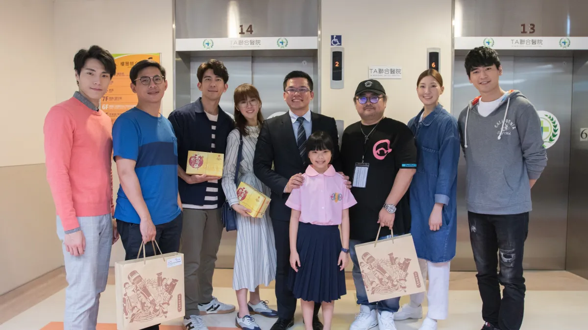 電視劇《天堂的微笑》台中取景,中市新聞局長吳皇昇(中)探班祝收視長紅。(圖/台中市政府提供)