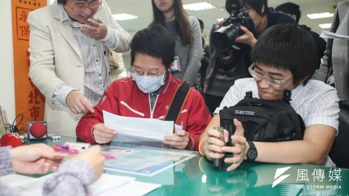 同志登記參加北市聯合婚禮,引發市府、護家盟、伴侶盟3方的駁火。(林韶安攝)
