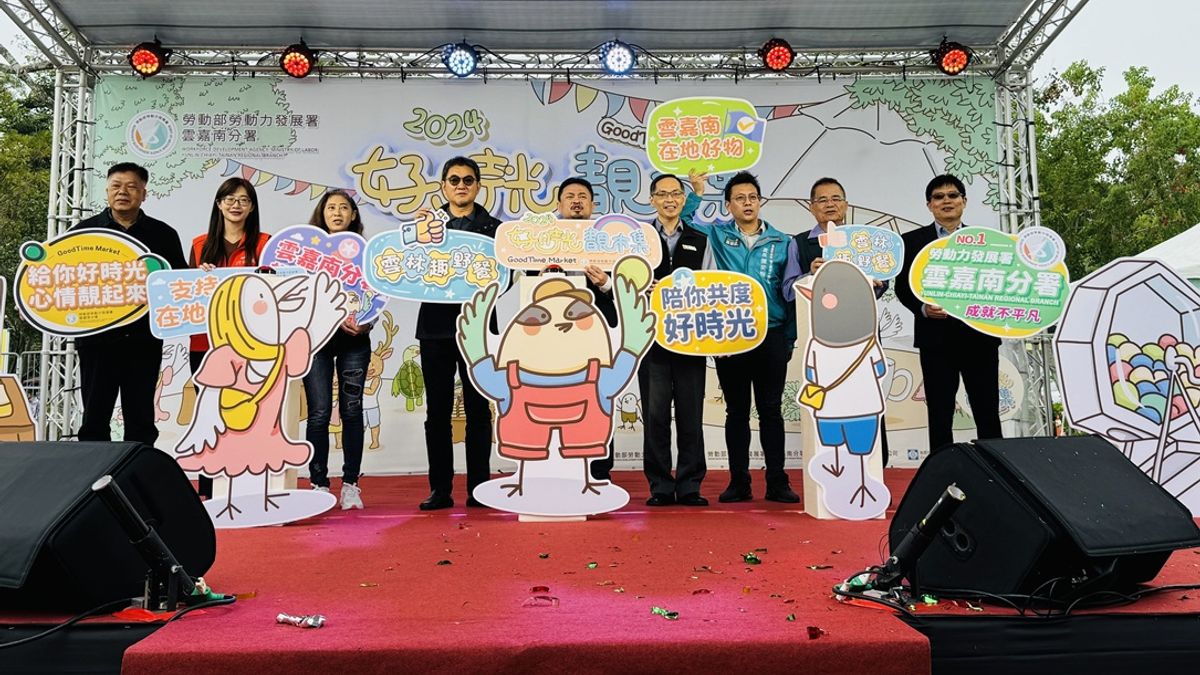 勞動部長洪申翰(中)及立法委員劉建國,還有多位地方政府代表都特別來古坑「好時光靚市集」支持活動。(圖/勞動力發展署雲嘉南分署提供) 勞動部長洪申翰(中)及立法委員劉建國,還有多位地方政府代表都特別來古坑「好時光靚市集」支持活動。(圖/勞動力發展署雲嘉南分署提供)