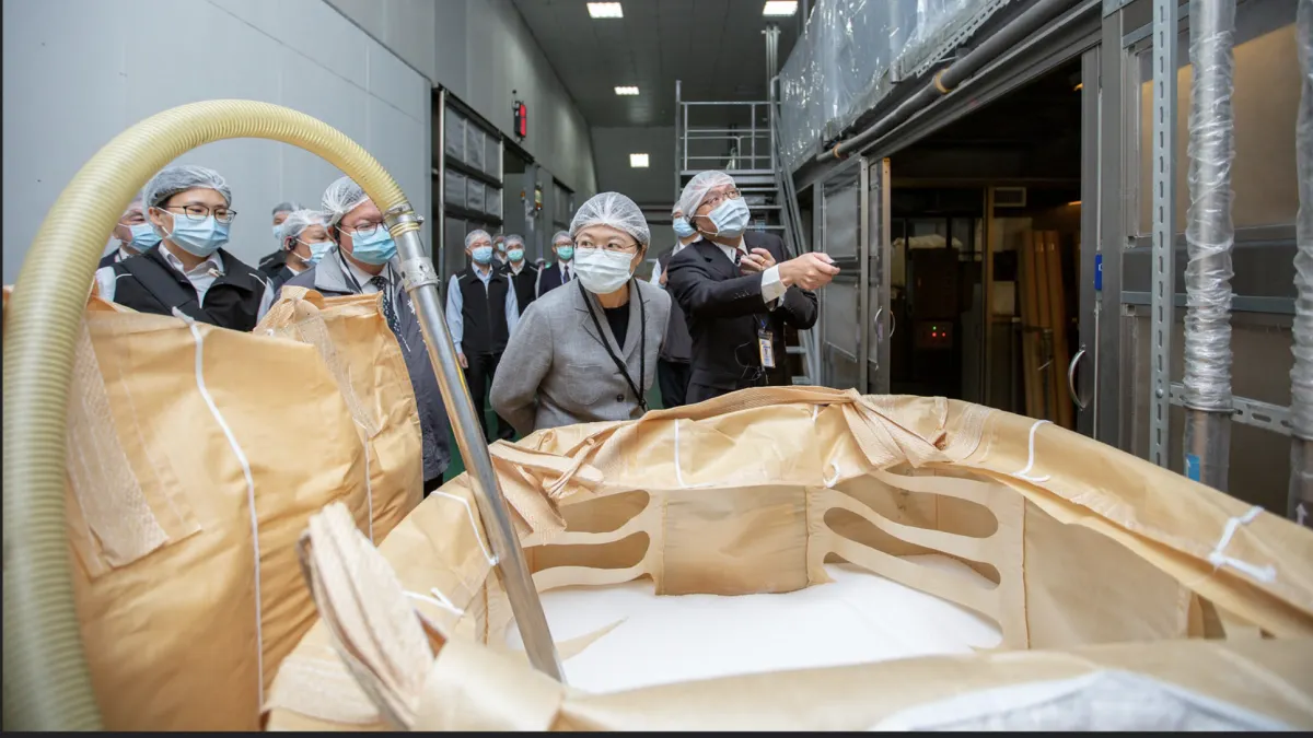 疫情肆虐全球,正是台灣展現治理能力的時候。圖為蔡英文訪視敏成股份有限公司。(總統府提供)