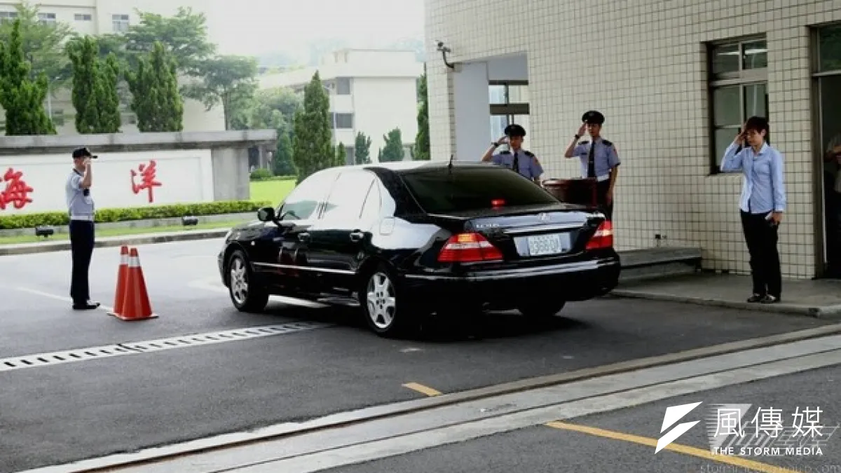 國安會秘書長金溥聰6月間視察情治機關曾引發濫權質疑,如今在金溥聰指揮下,國安局再制定《情資彙送作業辦法》,將全國情資一把抓。圖為金溥聰巡視海巡署。(資料照片,吳逸驊攝)