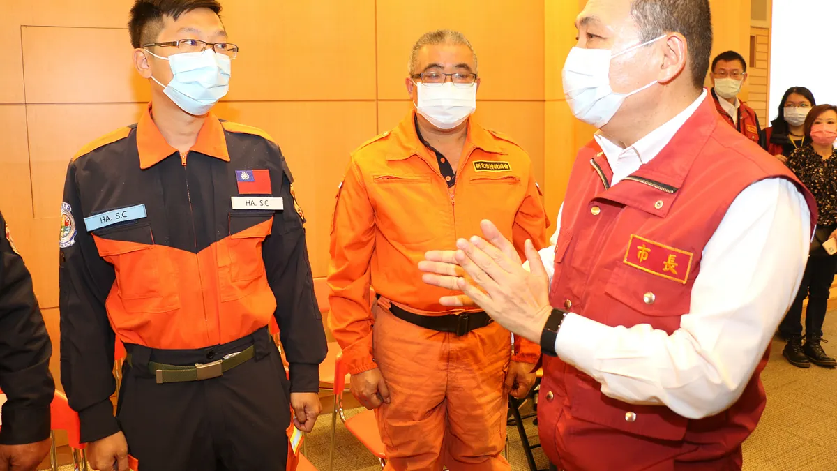 侯友宜於市政會議上,感謝消防局同仁第一時間建立緊急聯繫窗口機制,不到半小時即派遣搜救大隊前往事故現場協助救災。(圖/李梅瑛攝) 侯友宜於市政會議上,感謝消防局同仁第一時間建立緊急聯繫窗口機制,不到半小時即派遣搜救大隊前往事故現場協助救災。(圖/李梅瑛攝)