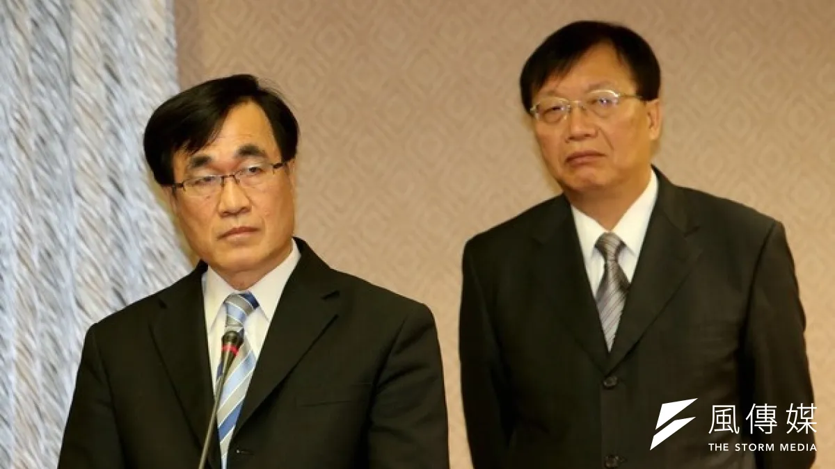 內政部長陳威仁(右)19日上午到立院備詢,表示支持將投票年齡降低到18歲,但仍待修憲。(吳逸驊攝)