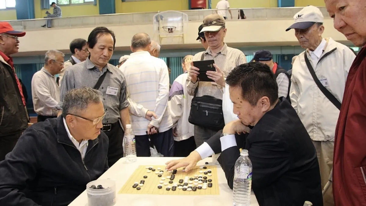 林海峰(右)國手指導何信仁(左)。(海峰棋院)