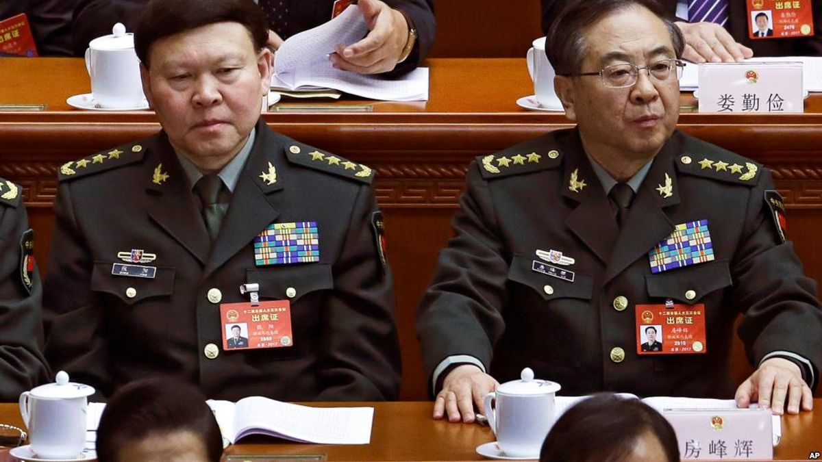 2017年3月8日,中共中央軍委聯合參謀部參謀長房峰輝(右)和中共中央軍委政治工作部主任張陽(左)在北京人大會堂參加全國人大會議。(美國之音) 2017年3月8日,中共中央軍委聯合參謀部參謀長房峰輝(右)和中共中央軍委政治工作部主任張陽(左)在北京人大會堂參加全國人大會議。(美國之音)