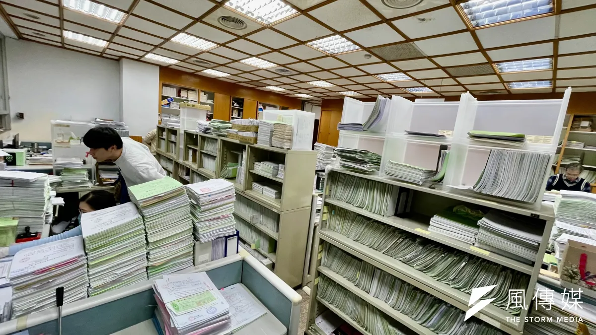 債權人聲請強制執行案件暴增,台北地院民事執行處辦公室堆滿檔案卷宗。(謝錦芳攝)