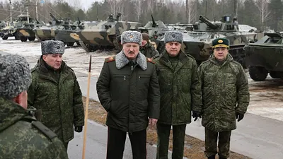 2022年2月17日,白羅斯(白俄羅斯)總統盧卡申科(右3)視察白羅斯與俄羅斯的聯合軍演(AP)