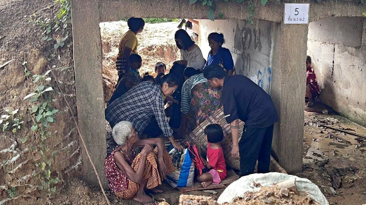 據泰國教育部說明,雖然7月24日當日已下令關閉582所邊境地區學校,但部分學童在返家途中仍遭火箭波及,導致2名學生喪命、2人受傷。(圖/翻攝粉專@ข่าวสุรินทร์ เมืองช้าง) 據泰國教育部說明,雖然7月24日當日已下令關閉582所邊境地區學校,但部分學童在返家途中仍遭火箭波及,導致2名學生喪命、2人受傷。(圖/翻攝粉專@ข่าวสุรินทร์ เมืองช้าง)