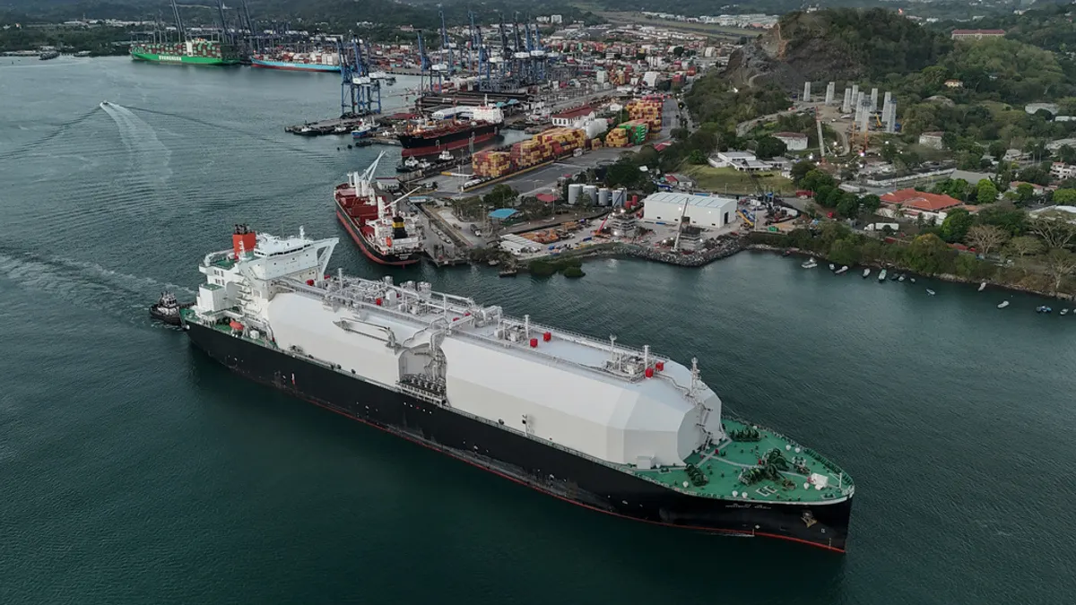 一艘裝載液化天然氣(LNG)的船隻正在通過巴拿馬運河。(美聯社)