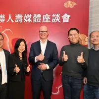 安聯人壽業務長陳俊宏(左起)、行銷長岑美慈、總經理羅偉睿、營運長張元均、商品發展部副總廖學吉,13日於媒體座談會合影。(安聯人壽提供) 安聯人壽業務長陳俊宏(左起)、行銷長岑美慈、總經理羅偉睿、營運長張元均、商品發展部副總廖學吉,13日於媒體座談會合影。(安聯人壽提供)