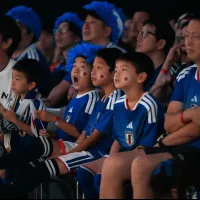 東京でスポーツ観戦する子供。2026年6月20日撮影。(AP通信) 東京でスポーツ観戦する子供。2026年6月20日撮影。(AP通信)