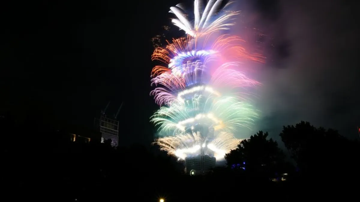 日韓旅客跨年夜等了又等,就是等不到101上投出日、韓文的新年祝福。(圖/遠見雜誌提供)