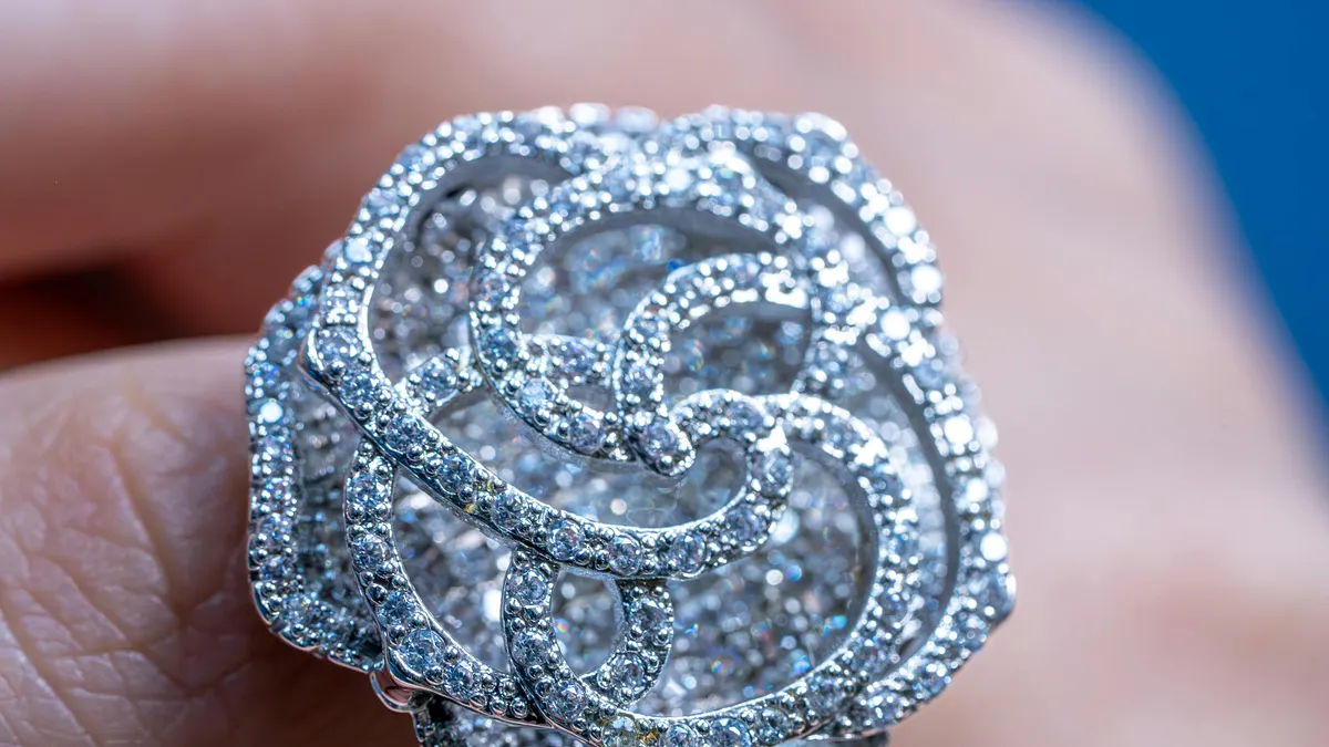 白銀創新高後,市場立即轉向預測下一個壓力區。RJO Futures 市場策略師哈伯康(Bob Haberkorn)認為這波漲勢並非曇花一現,甚至指出白銀價格在「2026 上半年」有望跨越每盎司70美元大關。(圖/取自pexels) 白銀創新高後,市場立即轉向預測下一個壓力區。RJO Futures 市場策略師哈伯康(Bob Haberkorn)認為這波漲勢並非曇花一現,甚至指出白銀價格在「2026 上半年」有望跨越每盎司70美元大關。(圖/取自pexels)