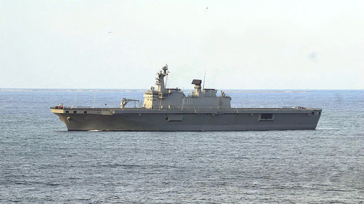 海軍為因應南海局勢的變化,在目前兩棲運輸載具能力不足的情況下,已將「弘運計劃」列為優先建案,希望在年底能將構型定案。圖為海軍擬參考的韓國獨島級直昇機突擊艦。(取自維基百科) 海軍為因應南海局勢的變化,在目前兩棲運輸載具能力不足的情況下,已將「弘運計劃」列為優先建案,希望在年底能將構型定案。圖為海軍擬參考的韓國獨島級直昇機突擊艦。(取自維基百科)