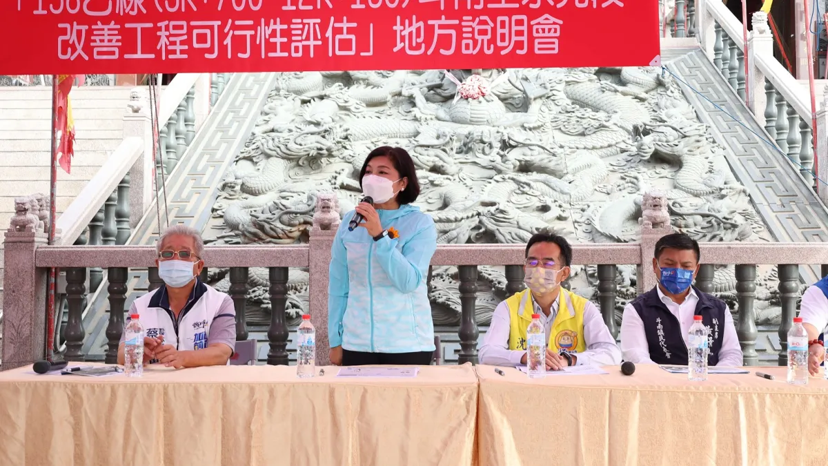 雲林縣長張麗善率工務團隊於斗南鎮阿丹里進興宮前,辦理規劃成果說明,並聽取地方建議。(圖/雲林縣政府工務處提供)
