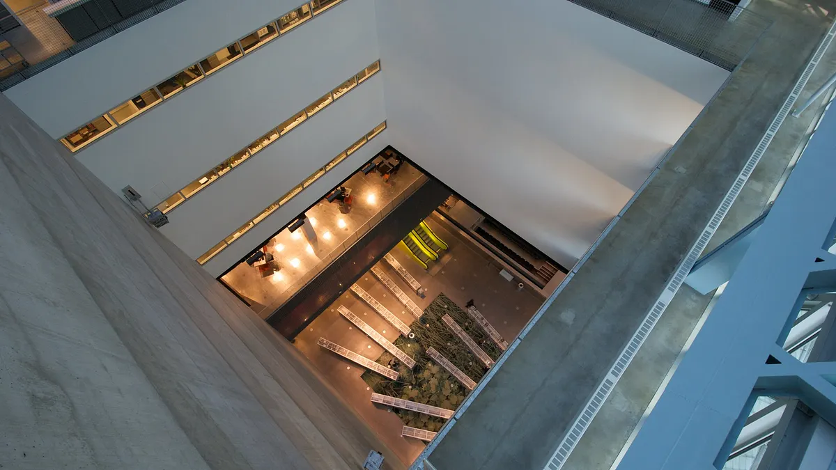 畏高並非完全無法克服,其中一個方式是從心理學角度出發,讓畏高人士逐步習慣「居高臨下」的感覺。(示意圖非本人/Daniel Stockman@flickr) 畏高並非完全無法克服,其中一個方式是從心理學角度出發,讓畏高人士逐步習慣「居高臨下」的感覺。(示意圖非本人/Daniel Stockman@flickr)