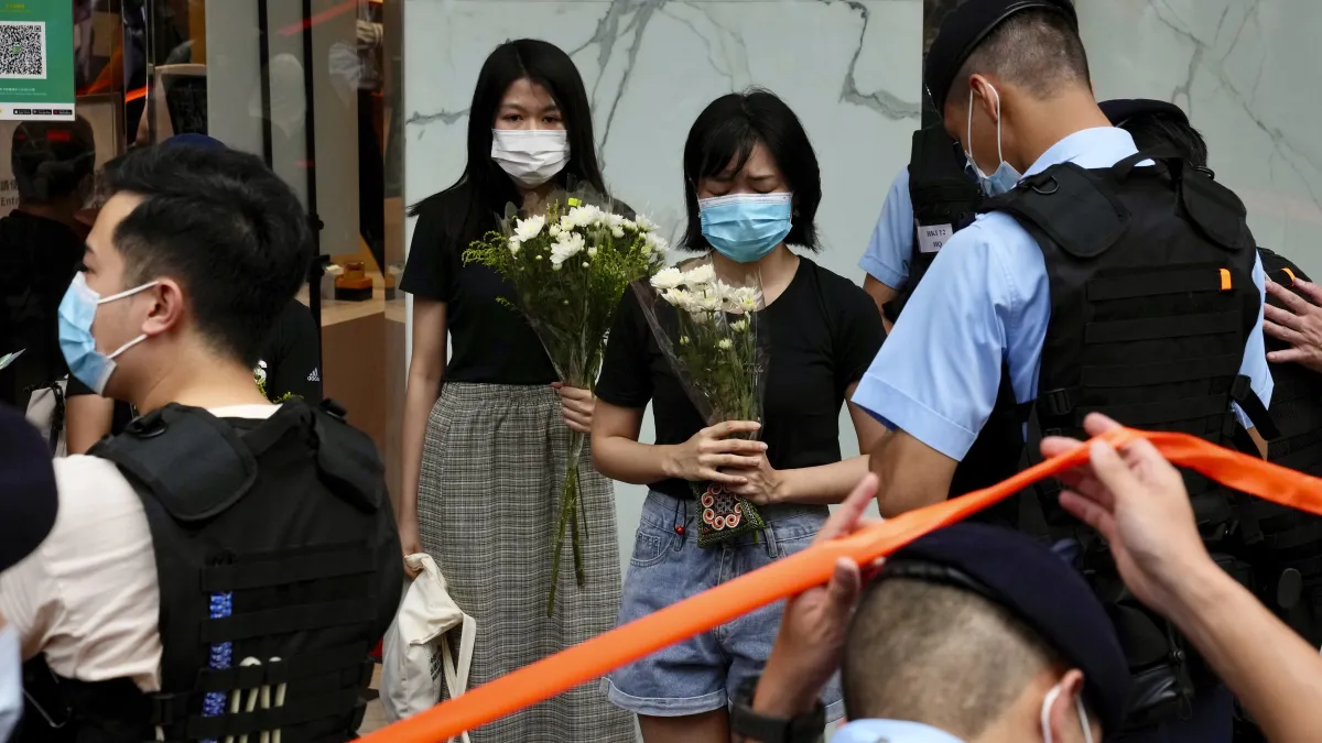 香港民眾為7月1日在銅鑼灣刺傷一名警員後自殺身亡的梁健輝獻花哀悼。(AP)