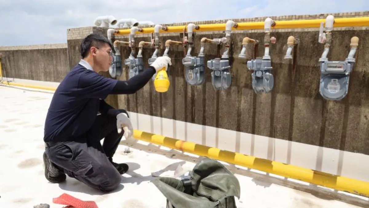 新竹瓦斯公司26日邀集9家瓦斯同業支援40名人力與機具,分派至各社區全面性檢測天然氣管線設備。(圖/新竹縣政府提供)