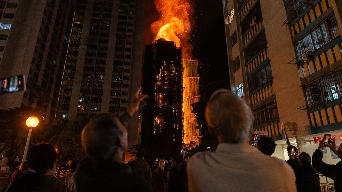 香港宏福苑大火的倖存者故事:鄰居太太一句「你先走」,讓他在雲梯上淚崩