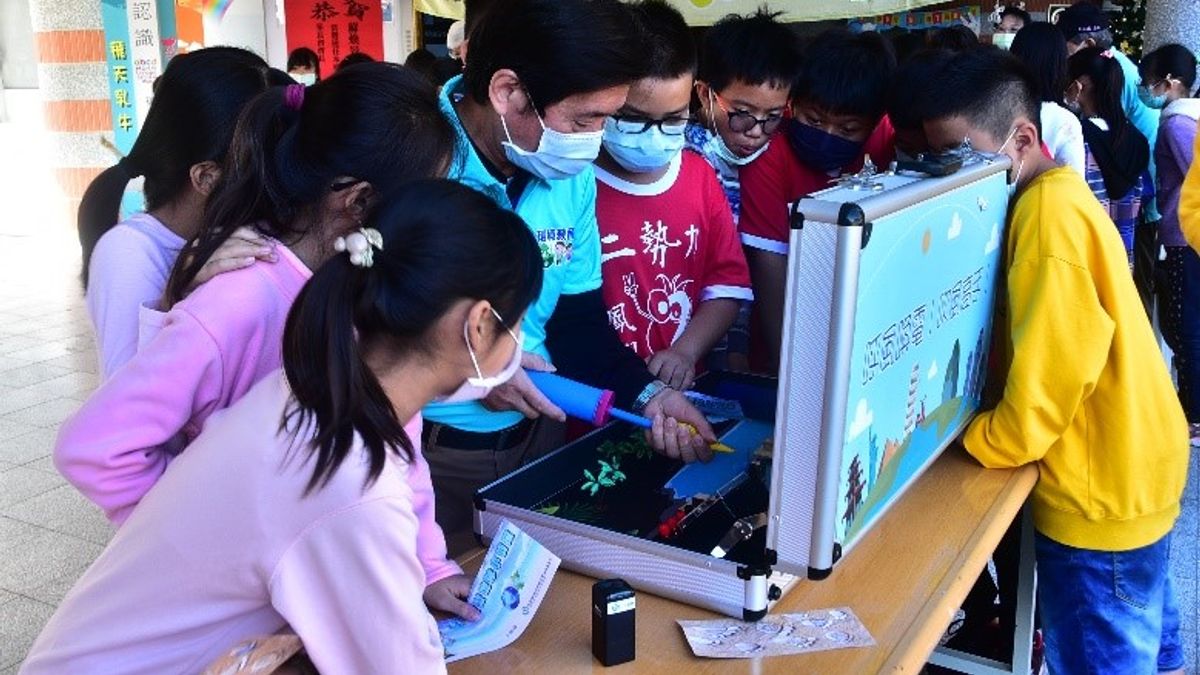 中鋼基金會環境教育巡迴車到偏鄉學校進行環境教育。(圖/中鋼基金會提供) 中鋼基金會環境教育巡迴車到偏鄉學校進行環境教育。(圖/中鋼基金會提供)